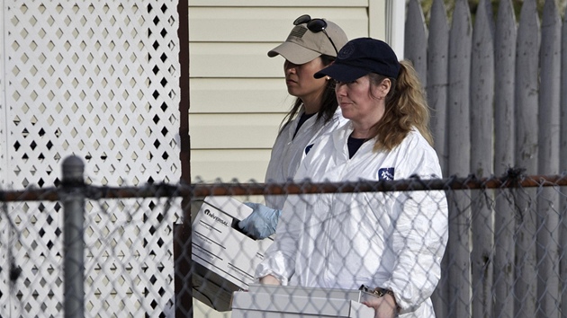 Agenti FBI ohledvaj dm Ariela Castra v Clevelandu (8. kvtna 2013)