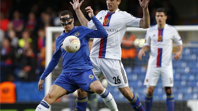 Fernando Torres zpracovává míč, situaci mu komplikuje Gaston Sauro.