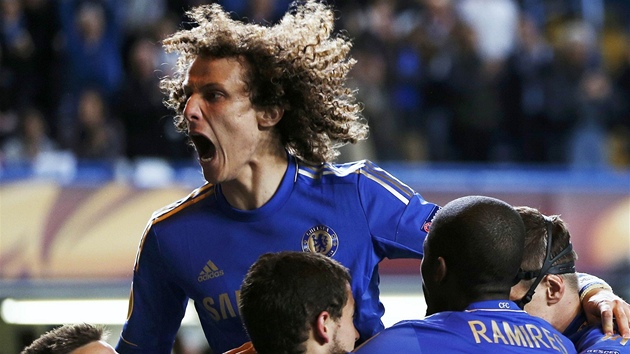 Chelsea slav branku. Na vrcholu radostn pyramidy je  David Luiz.