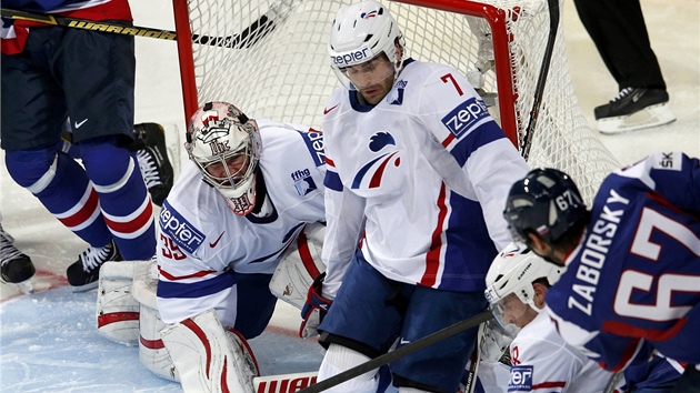 Slovensk hokejista Tom Zborsk se sna proplit francouzskou obranu.