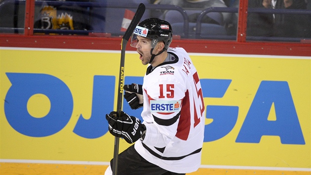 Rakousk hokejista Manuel Latusa slav gl proti USA na mistrovstv svta.