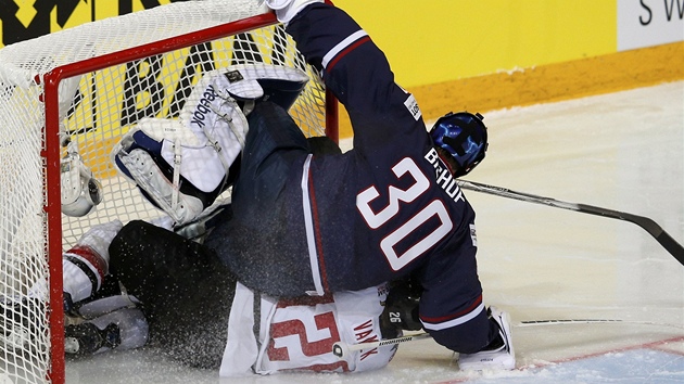 DVOJBOB. Rakousk hokejista Thomas Vanek neubrzdil ped brnou a podrazil americkho glman Bishopa.