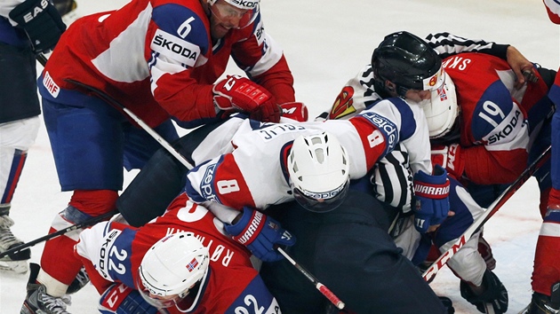 MELA. Hokejist Norska a Slovinska se do sebe pustili v utkn na mistrovstv svta.