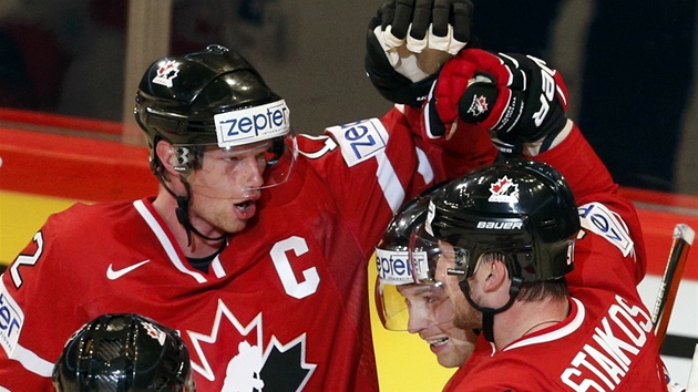 KONEN. Hokejist Kanady slav gl Stevena Stamkose, kterm favorit otoili stav utkn s Dnskem.