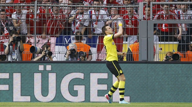 Dortmundsk fotbalista Kevin Grosskreutz oslavuje gl z utkn proti Bayernu Mnichov