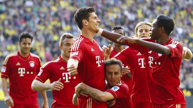 Fotbalist Bayernu Mnichov se raduj z glu Maria Gomeze v utkn s Borussi Dortmund. 