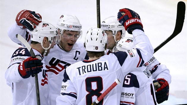 Hokejist USA si gratuluj ke glu v utkn proti Finsku.