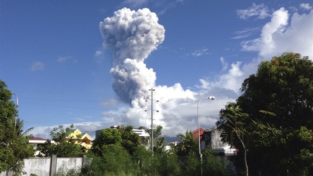 Filipnsk sopka Mayon na ostrov Luzon zaala chrlit popel a kameny, zabila u pt lid.