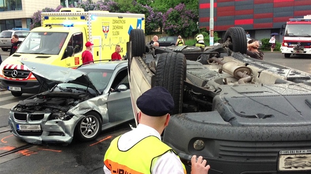 Nehoda pevozov sanitky a BMW  Na Vesel na prask Pankrci.
