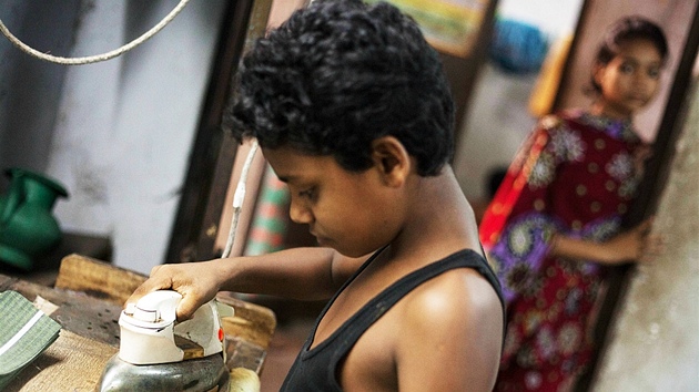 Dětská práce v Bangladéši zakázána. Realita je jiná. Aby rodiny přežily, musí pracovat i ti nejmladší.