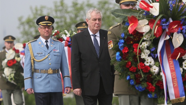 Prezident Milo Zeman si na praskm Vtkov pipomnl konec 2. svtov vlky. (8. kvtna 2013)