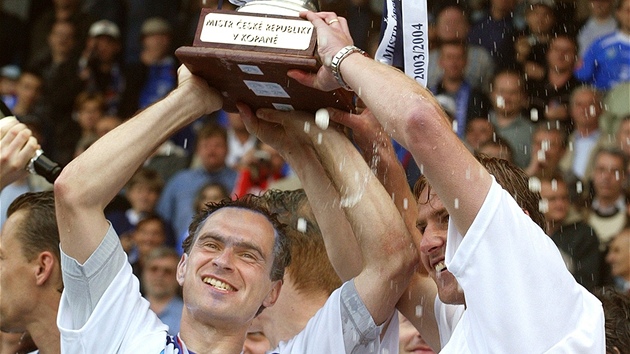 Fotbalist� Radek Slon��k (vlevo) a Ren� Bolf z Ban�ku Ostrava se raduj� ze z�sk�n� mistrovsk�ho poh�ru v sezon� 2003/2004. (8. kv�tna 2004)