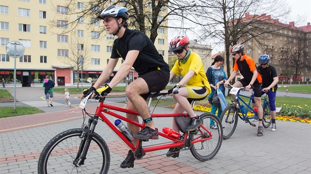 Tentokrt vyjeli mlad cyklist po mst, bn ale zdolvaj s nevidommi i nron horsk terny. Vojtch Vymtal na snmku v oranovo-ernm dresu.