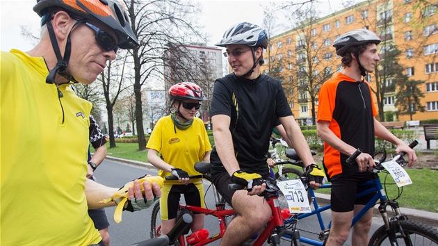 Mlad sportovci vyrej s nevidommi v tandemu i na zvody. Je to pro n ohromn zkuenost, nechat za sebou teba padest zdravch jezdc. Vojtch Vymtal prvn zprava.