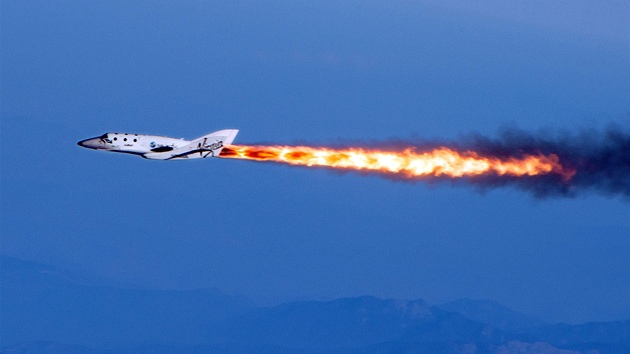 ZÁŽEH. Vesmírná loď SpaceShipTwo si poprvé vyzkoušela let s raketovým pohonem. Letoun byl vypuštěn z mateřského stroje WhiteKnightTwo nad Mohavskou pouští 29. dubna. Vesmírný koráb, za jehož financováním stojí miliardář Richard Branson, by se měl do vesmíru poprvé podívat v druhé polovině letošního roku.