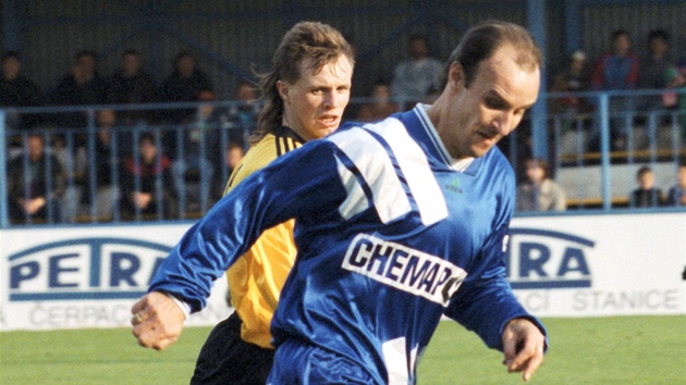 Drnovick fotbalista Radek Drulk (vpravo) pi utkn s Hradcem Krlov. (23. jna 1995)