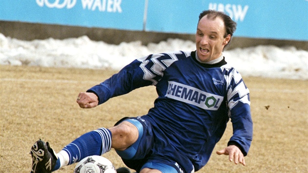 Drnovický fotbalista Radek Drulák (vpravo) při utkání proti FK Jablonec nad Nisou. (17. března 1996)