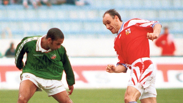 Český fotbalový reprezentant Radek Drulák (vpravo) při souboji s Paulem McGrathem z Irska. (24. dubna 1996)