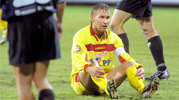 Fotbalista Horst Siegl v dresu FC Marila Píbram (10. listopadu 2002)