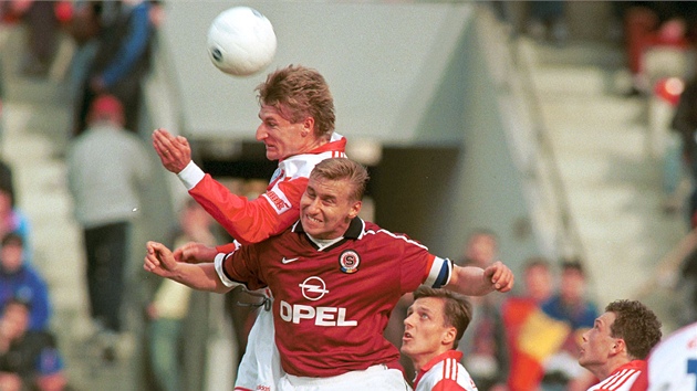 Fotbalista prask Sparty Horst Siegl (uprosted) pi souboji s hri Slavie Praha. (30. bezna 1999)