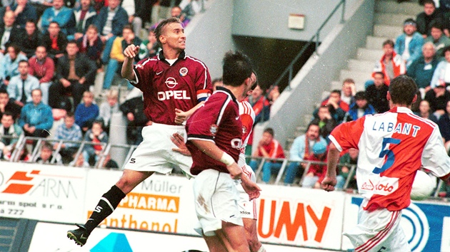 Fotbalista prask Sparty Horst Siegl (ve vskoku) pi utkn proti Slvii. (30. bezna 1999)