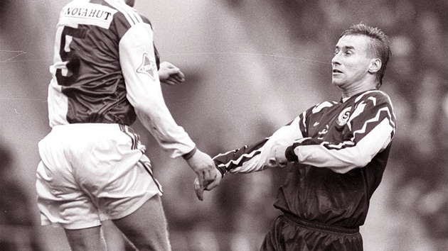 Fotbalista prask Sparty Horst Siegl (vpravo) pi derby se Slvi Praha. (22. z 1997)