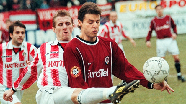 Fotbalista prask Sparty Vratislav Lokvenc (vpravo) pi souboji s Janem Buryanem z FK Viktoria ikov. (8. listopadu 2001)