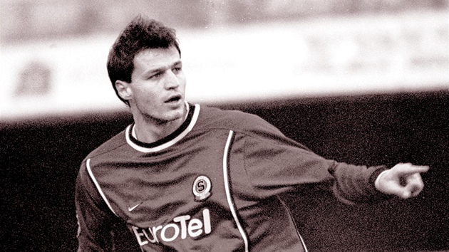 Fotbalista pra�sk� Sparty Vratislav Lokvenc oslavuje g�l vst�elen� do s�t� �esk�ch Bud�jovic. (18. b�ezna 2000)