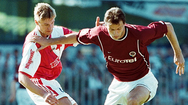 Fotbalista prask Sparty Vratislav Lokvenc (vpravo) pi utkn proti Slvii Praha. (7. kvtna 2000)