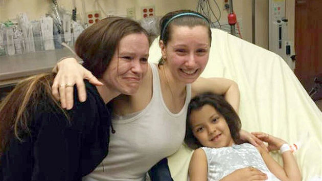 Amanda Berryov (uprosted) se v nemocnici v Clevelandu sela se svou sestrou. Lec dvka napravo je pravdpodobn Amandina dcera.