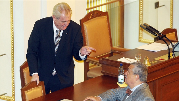 Milo Zeman hovo s ministrem Karlem Schwarzenbergem pi sv prvn nvtv Snmovny po zvolen prezidentem. (7. kvtna 2013)
