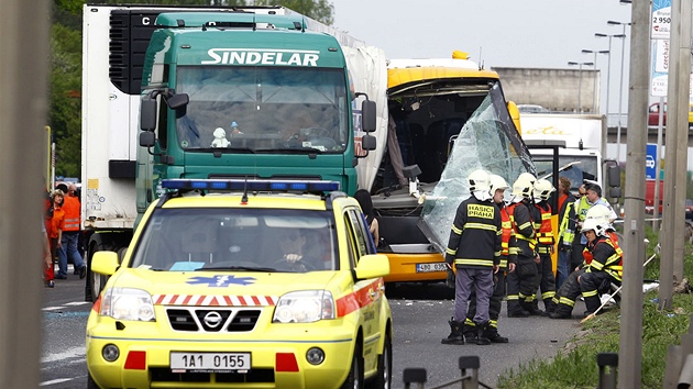 Na rychlostn silnici R7 nedaleko praskho letit v Ruzyni se srazil kamion s autobusem. (9. kvtna 2013)
