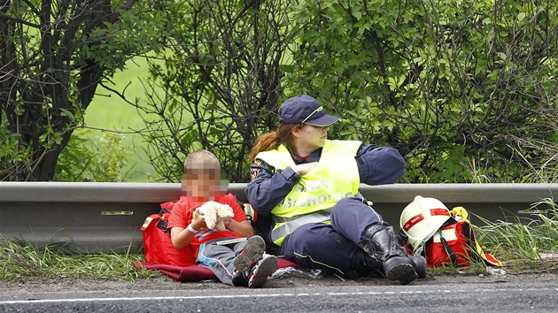 Na rychlostn silnici R7 nedaleko praskho letit v Ruzyni se srazil kamion s autobusem. Kvli dtem na mst zasahovala i policejn psycholoka. (9. kvtna 2013)