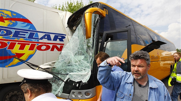 Na rychlostn silnici R7 nedaleko praskho letit v Ruzyni se srazil kamion s autobusem, zranny byly dv destky lid. (9. kvtna 2013)
