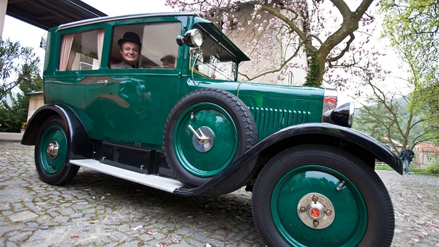 Zvod historickch vozidel ve Velkm Beznu "O pohr hrabte Chotka". Na snmku automobil Praga Piccolo, rok vroby 1926 , typ P, srie 6, objem motoru 824 cm3 / 9,2 k, 4 vlce, zapalovn BOSCH 6V, pevodovka 3+1 a jeho majitel Jaroslav Doleal z ښtka.