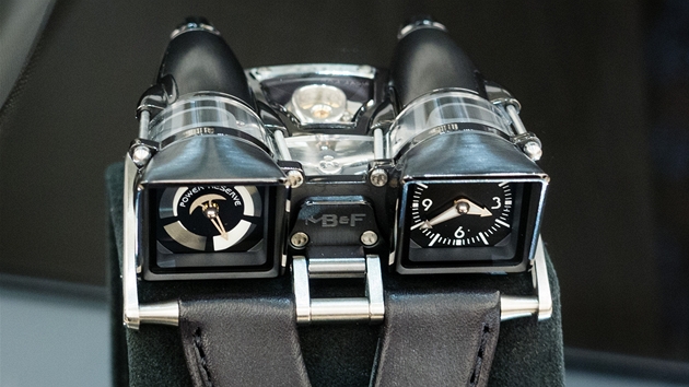 Hodinky z manufaktury MB&F, jeden z model HM4 (Thunderbolt).









