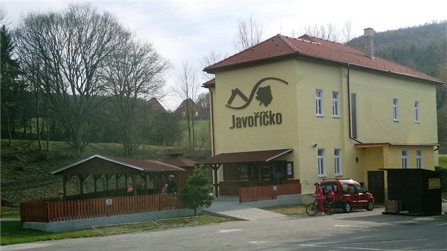 Budova bývalé školy v Javoříčku v roce 2013 po rekonstrukci fasády a střechy.