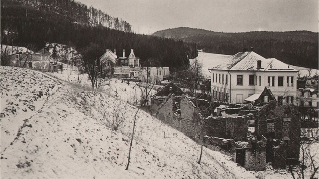Snmek z kvtna 1945 zachycuje kolu v Javoku, kter jako jedna z mla budov peila vyplen obce jednotkami SS.