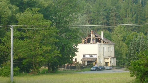 Budova bývalé školy v nacisty vypáleném Javoříčku v roce 2010 před rekonstrukcí pláště.
