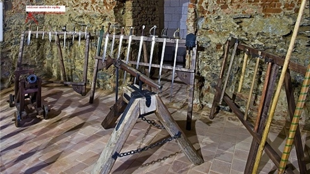 Repliky zbraní zmizely ze zbrojnice chebského hradu, která se nachází vedle Černé věže.