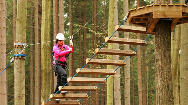 Překážky lanového centra přivedou lezce až třináct metrů nad zem.