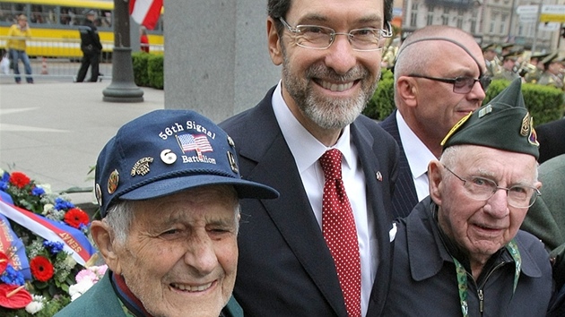Velvyslanec USA Norman L. Eisen s americkými veterány u pomníku Díky, Ameriko!