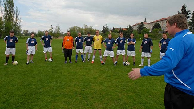 Trenr FC Viktoria Pavel Vrba ve svtek 8. kvtna vedl trnink tmu Kozolup, kter je jedenct v okresnm peboru Plze-sever.