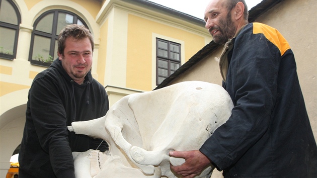 Prepartor Benjamin Hlivka (vlevo), pracoval na koste tm dva msce.