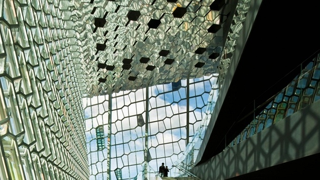 Fasády jsou vyrobeny z trojrozměrných struktur evokujících svým tvarem čedičové krystaly.