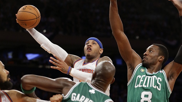 Carmelo Anthony (v blm) z New Yorku brnn Kevinem Garnettem (vpravo) a Jeffem Greenem z Bostonu.