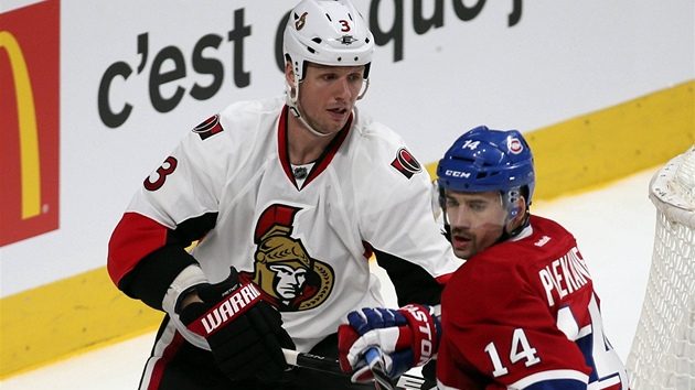 Tom Plekanec (vpravo) z Montrealu bojuje ped brankou Ottawy.