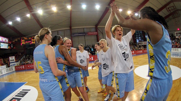 Basketbalistky a realizan tm USK Praha se raduj z mistrovskho titulu.