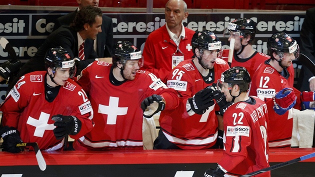 �v�carsk� hokejista Nino Niederreiter se raduje se spoluhr��i z g�lu v z�pase s �eskem.