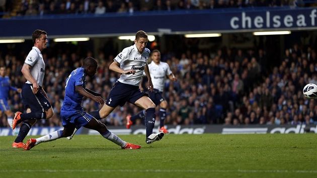 Ramires (druh zleva) z Chelsea stl gl v zpase s Tottenhamem.